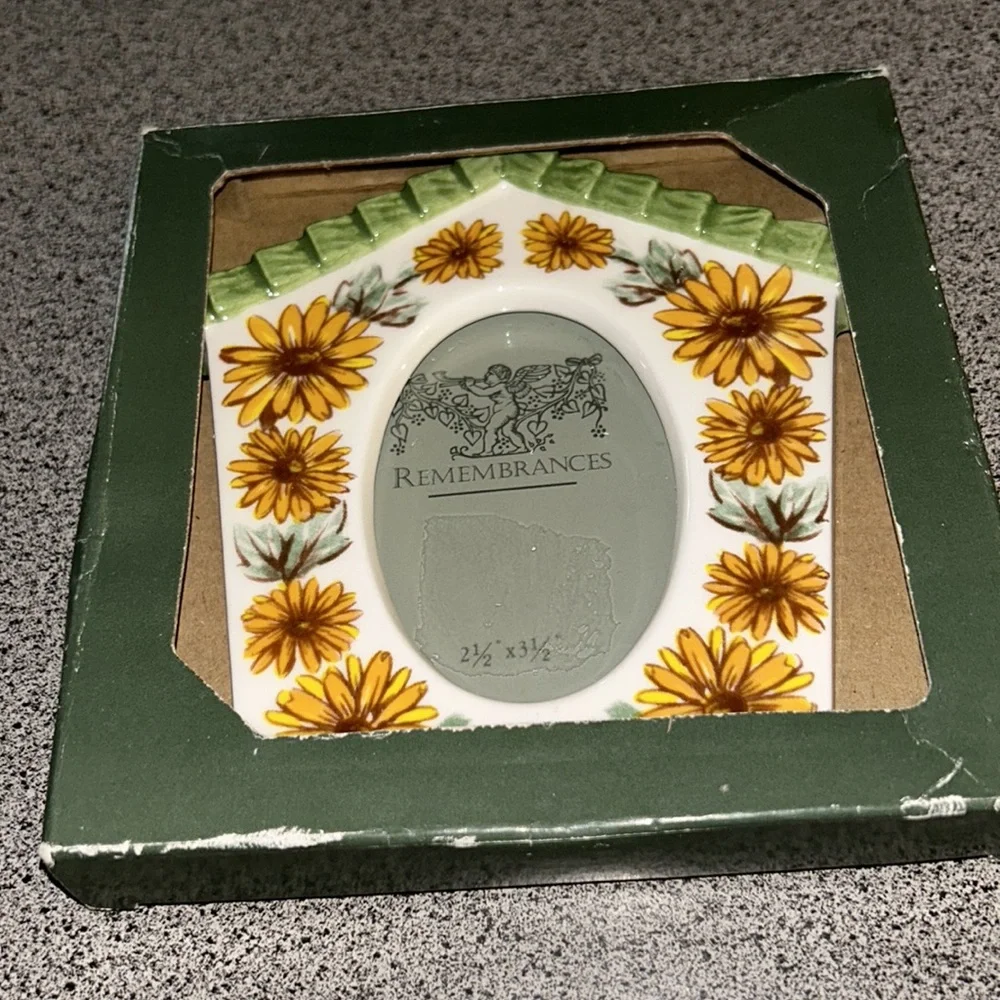NWT ceramic Remembrances bird house portrait holder.